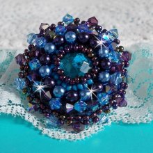 Anillo Royal Blue Roses bordado con un cabujón de cristal y hermosas perlas barrocas